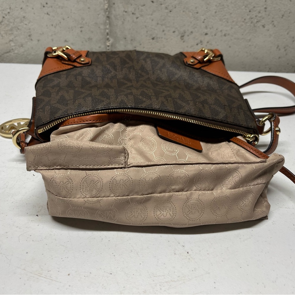 Michael Michael Kors Fallon Medium Messenger Bag. - image 6